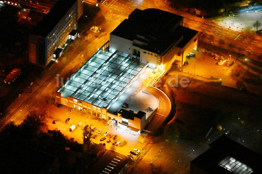 Dessau bei Nacht aus der Vogelperspektive: Nachtluftbild Einkaufs- Zentrum KAUFLAND an der Wolfgangstraße in Dessau im Bundesland Sachsen-Anhalt, Deutschland