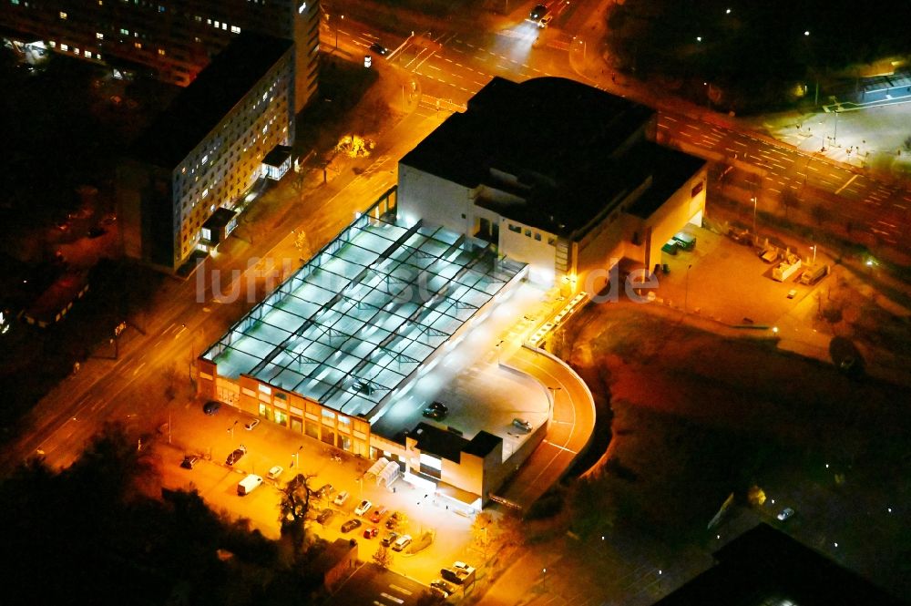 Nachtluftbild Dessau - Nachtluftbild Einkaufs- Zentrum KAUFLAND an der Wolfgangstraße in Dessau im Bundesland Sachsen-Anhalt, Deutschland