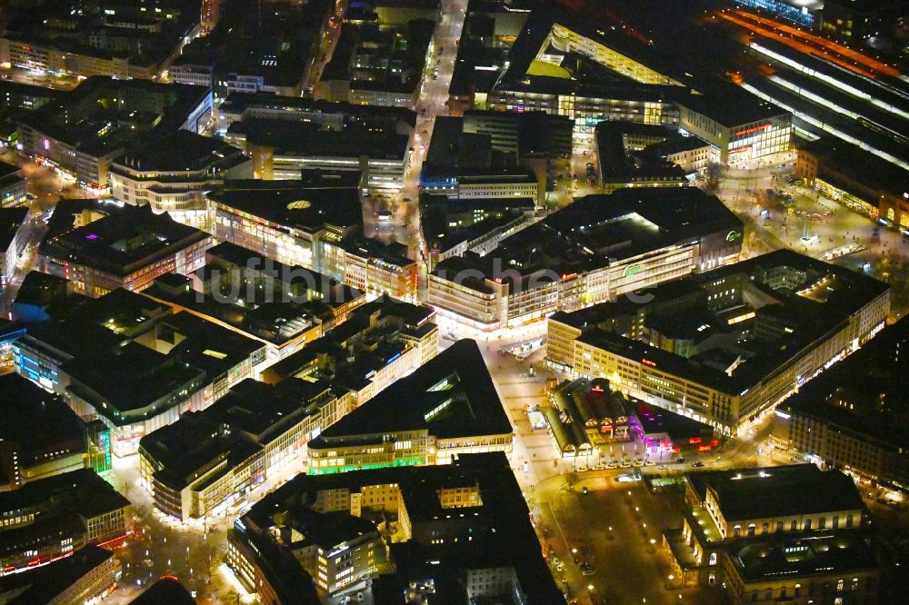 Hannover bei Nacht aus der Vogelperspektive: Nachtluftbild Einkaufs- Zentrum Kröpcke-Center in Hannover im Bundesland Niedersachsen, Deutschland