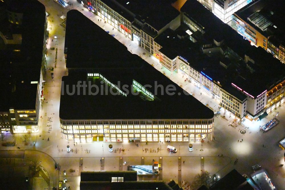 Hannover bei Nacht von oben - Nachtluftbild Einkaufs- Zentrum Kröpcke-Center in Hannover im Bundesland Niedersachsen, Deutschland