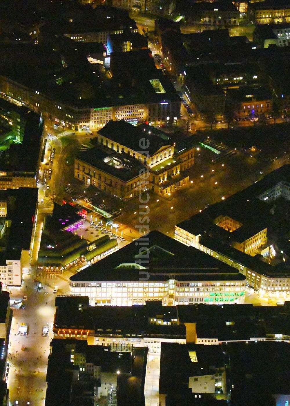 Nachtluftbild Hannover - Nachtluftbild Einkaufs- Zentrum Kröpcke-Center in Hannover im Bundesland Niedersachsen, Deutschland