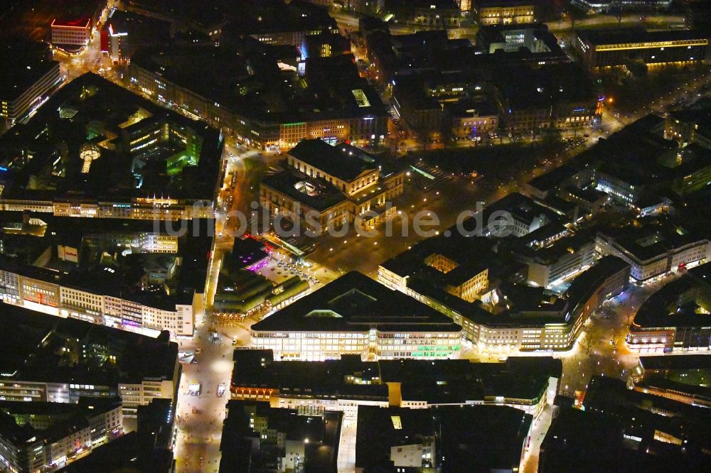 Nacht-Luftaufnahme Hannover - Nachtluftbild Einkaufs- Zentrum Kröpcke-Center in Hannover im Bundesland Niedersachsen, Deutschland