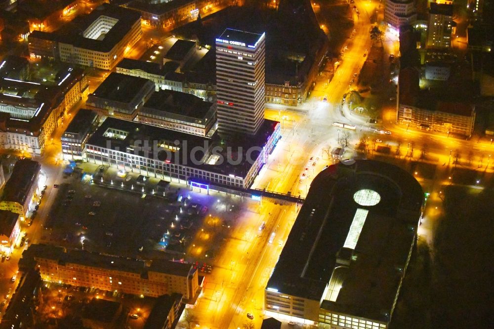 Frankfurt (Oder) bei Nacht von oben - Nachtluftbild Einkaufs- Zentrum Lenné-Passagen in Frankfurt (Oder) im Bundesland Brandenburg, Deutschland