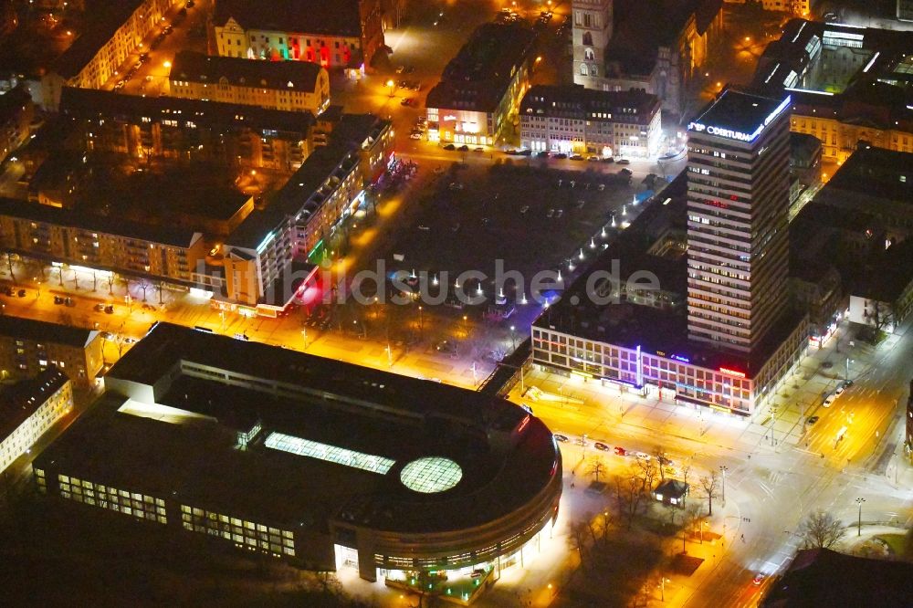 Frankfurt (Oder) bei Nacht aus der Vogelperspektive: Nachtluftbild Einkaufs- Zentrum Lenné-Passagen in Frankfurt (Oder) im Bundesland Brandenburg, Deutschland