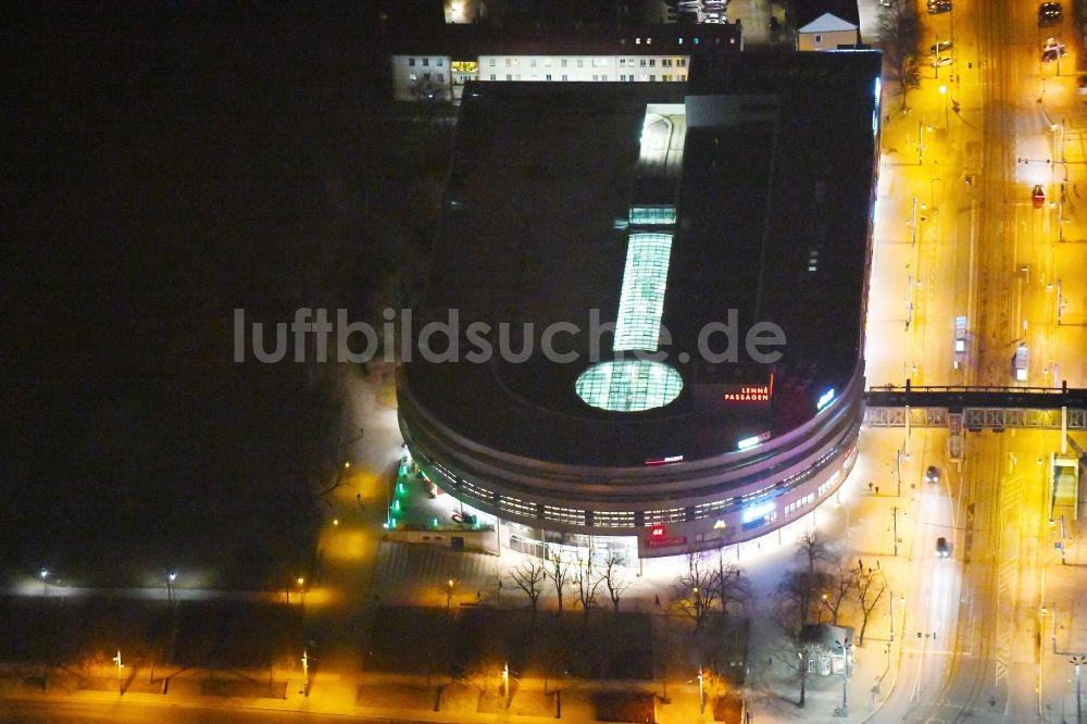 Nacht-Luftaufnahme Frankfurt (Oder) - Nachtluftbild Einkaufs- Zentrum Lenné-Passagen in Frankfurt (Oder) im Bundesland Brandenburg, Deutschland