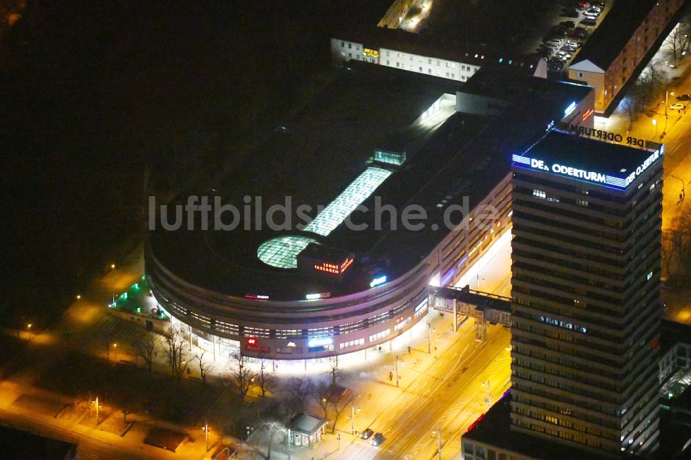 Frankfurt (Oder) bei Nacht von oben - Nachtluftbild Einkaufs- Zentrum Lenné-Passagen in Frankfurt (Oder) im Bundesland Brandenburg, Deutschland