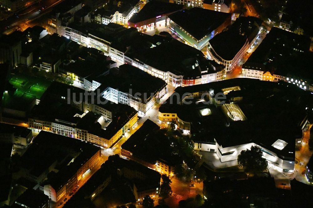 Osnabrück bei Nacht aus der Vogelperspektive: Nachtluftbild Einkaufs- Zentrum L&T Markthalle im Ortsteil Innenstadt in Osnabrück im Bundesland Niedersachsen, Deutschland