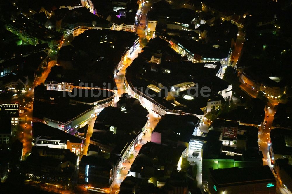 Osnabrück bei Nacht von oben - Nachtluftbild Einkaufs- Zentrum L&T Markthalle im Ortsteil Innenstadt in Osnabrück im Bundesland Niedersachsen, Deutschland