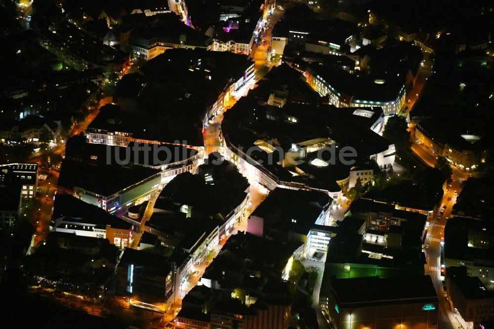 Osnabrück bei Nacht aus der Vogelperspektive: Nachtluftbild Einkaufs- Zentrum L&T Markthalle im Ortsteil Innenstadt in Osnabrück im Bundesland Niedersachsen, Deutschland