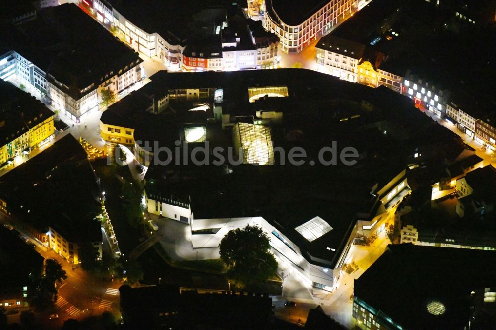 Osnabrück bei Nacht von oben - Nachtluftbild Einkaufs- Zentrum L&T Markthalle im Ortsteil Innenstadt in Osnabrück im Bundesland Niedersachsen, Deutschland