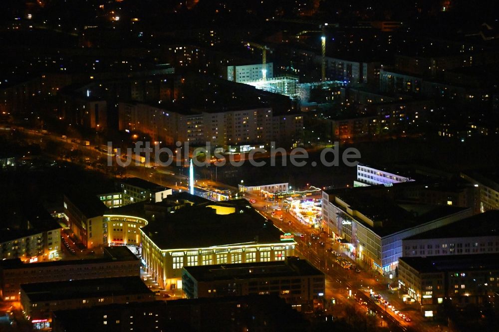 Berlin bei Nacht aus der Vogelperspektive: Nachtluftbild Einkaufs- Zentrum Marktplatz Center - Berlin-Hellersdorf in Berlin, Deutschland