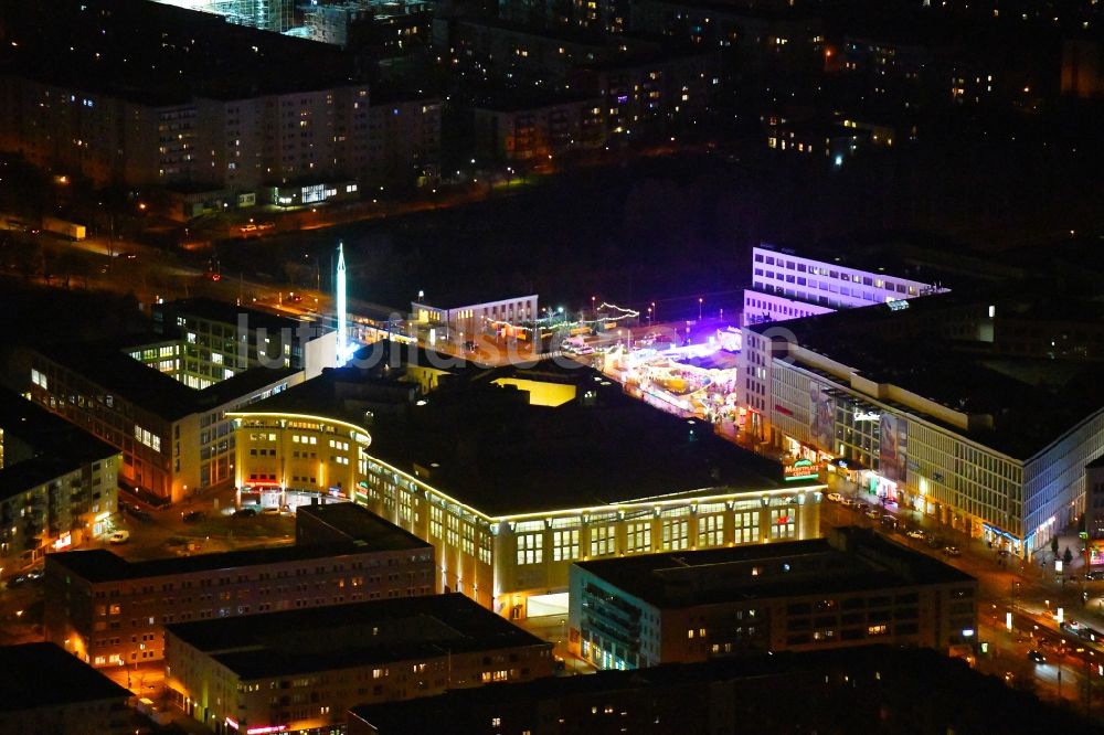 Berlin bei Nacht von oben - Nachtluftbild Einkaufs- Zentrum Marktplatz Center - Berlin-Hellersdorf in Berlin, Deutschland