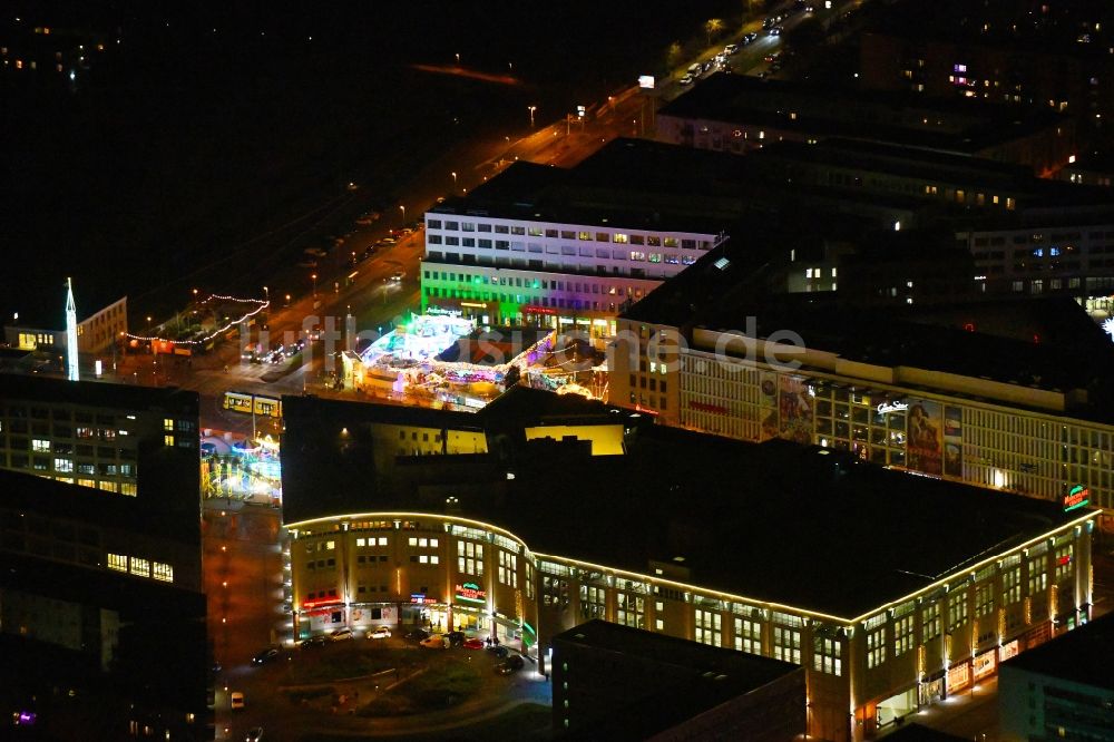 Berlin bei Nacht von oben - Nachtluftbild Einkaufs- Zentrum Marktplatz Center - Berlin-Hellersdorf in Berlin, Deutschland