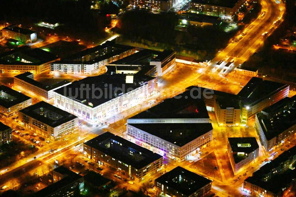 Berlin bei Nacht von oben - Nachtluftbild Einkaufs- Zentrum Marktplatz Center - Berlin-Hellersdorf in Berlin, Deutschland