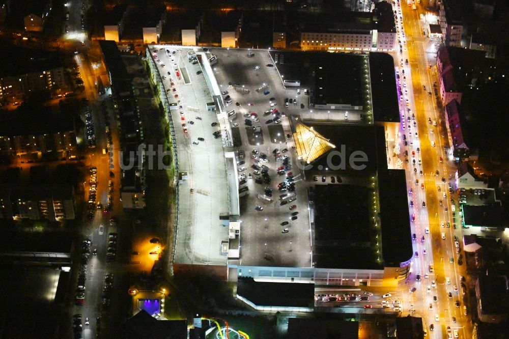 Nürnberg bei Nacht aus der Vogelperspektive: Nachtluftbild Einkaufs- Zentrum Mercado im Ortsteil Schoppershof in Nürnberg im Bundesland Bayern, Deutschland