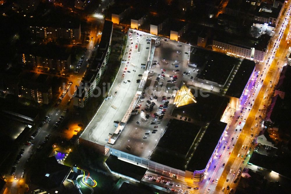 Nachtluftbild Nürnberg - Nachtluftbild Einkaufs- Zentrum Mercado im Ortsteil Schoppershof in Nürnberg im Bundesland Bayern, Deutschland