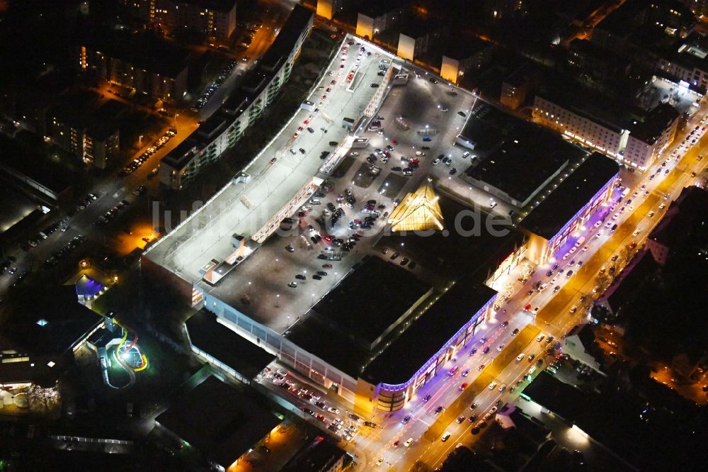 Nacht-Luftaufnahme Nürnberg - Nachtluftbild Einkaufs- Zentrum Mercado im Ortsteil Schoppershof in Nürnberg im Bundesland Bayern, Deutschland