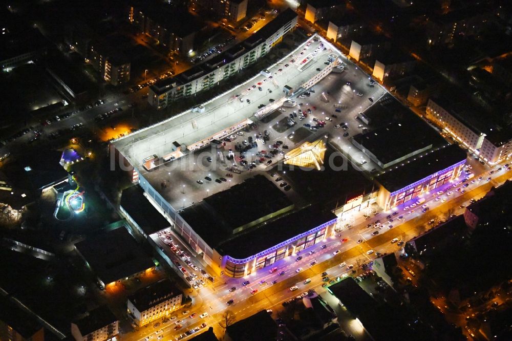 Nürnberg bei Nacht von oben - Nachtluftbild Einkaufs- Zentrum Mercado im Ortsteil Schoppershof in Nürnberg im Bundesland Bayern, Deutschland