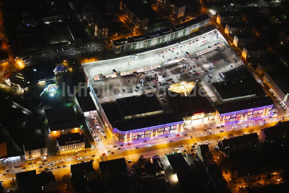 Nürnberg bei Nacht aus der Vogelperspektive: Nachtluftbild Einkaufs- Zentrum Mercado im Ortsteil Schoppershof in Nürnberg im Bundesland Bayern, Deutschland