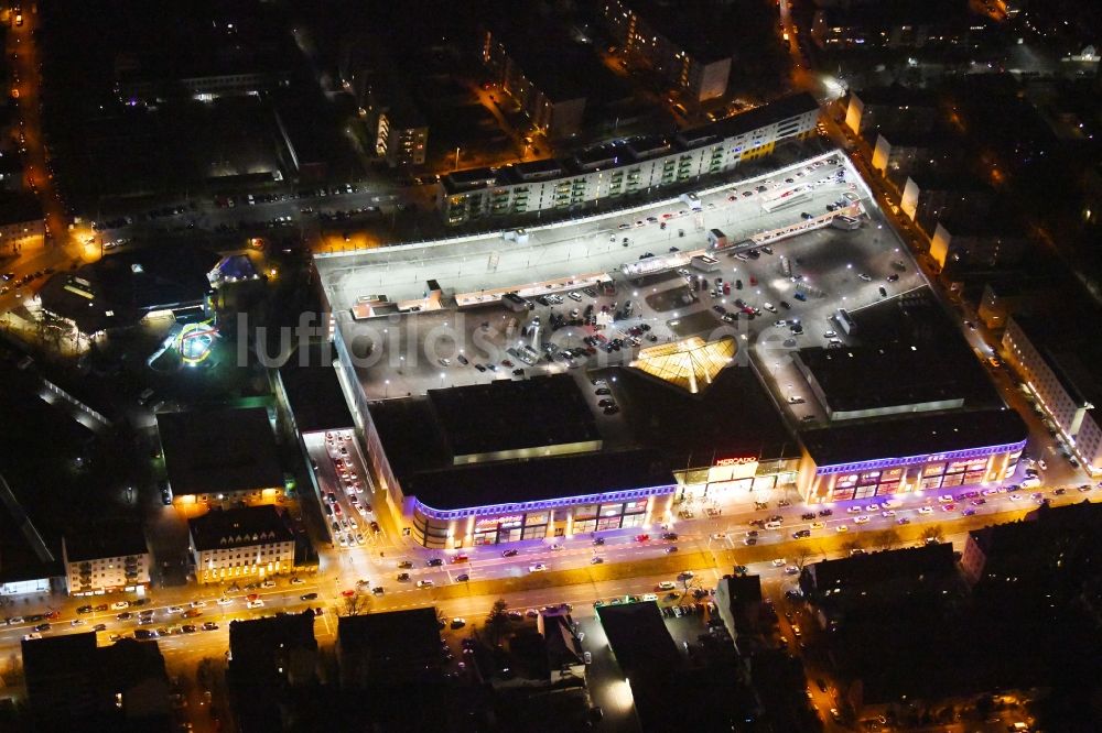 Nachtluftbild Nürnberg - Nachtluftbild Einkaufs- Zentrum Mercado im Ortsteil Schoppershof in Nürnberg im Bundesland Bayern, Deutschland