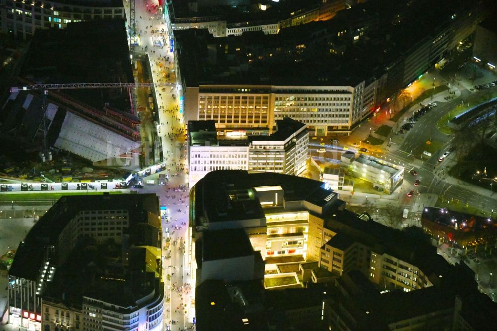 Düsseldorf bei Nacht von oben - Nachtluftbild Einkaufs- Zentrum Peek & Cloppenburg in der Stadtmitte in Düsseldorf im Bundesland Nordrhein-Westfalen, Deutschland