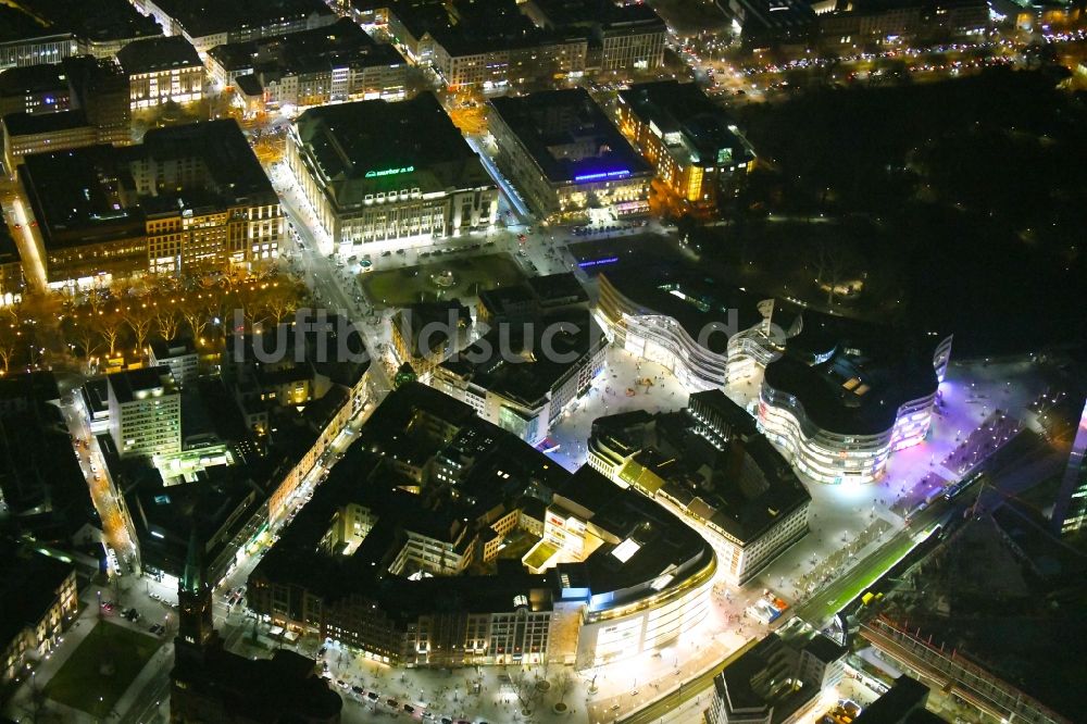 Düsseldorf bei Nacht von oben - Nachtluftbild Einkaufs- Zentrum Peek & Cloppenburg in der Stadtmitte in Düsseldorf im Bundesland Nordrhein-Westfalen, Deutschland