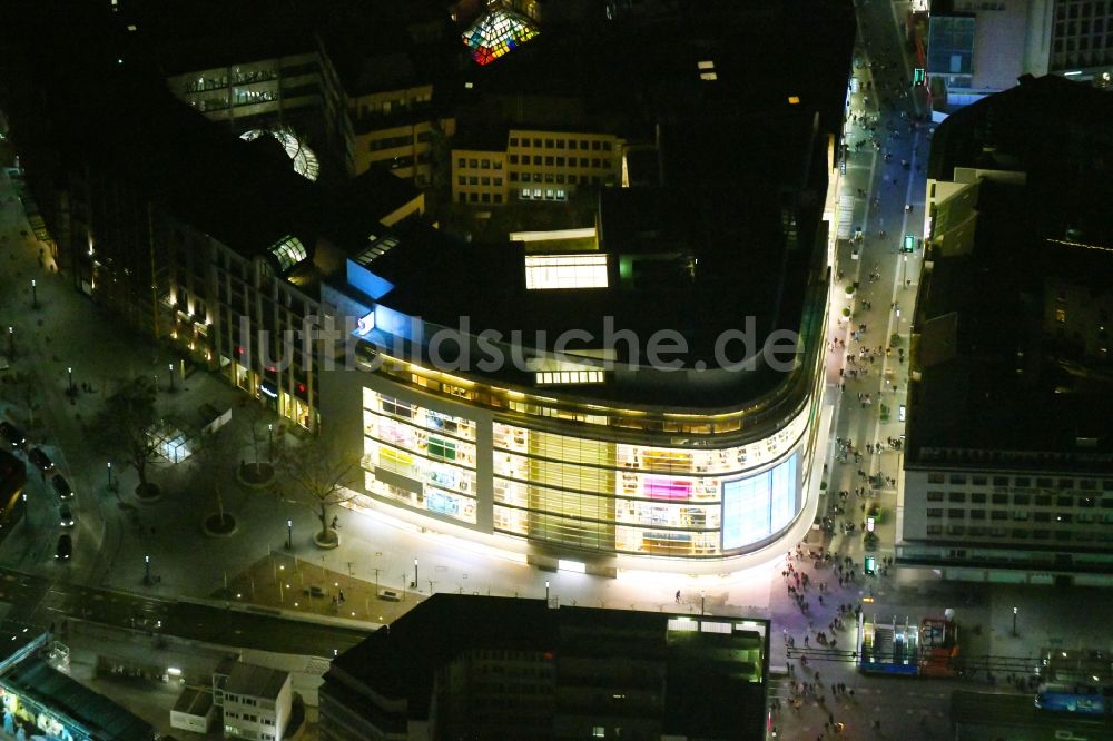 Nacht-Luftaufnahme Düsseldorf - Nachtluftbild Einkaufs- Zentrum Peek & Cloppenburg in der Stadtmitte in Düsseldorf im Bundesland Nordrhein-Westfalen, Deutschland