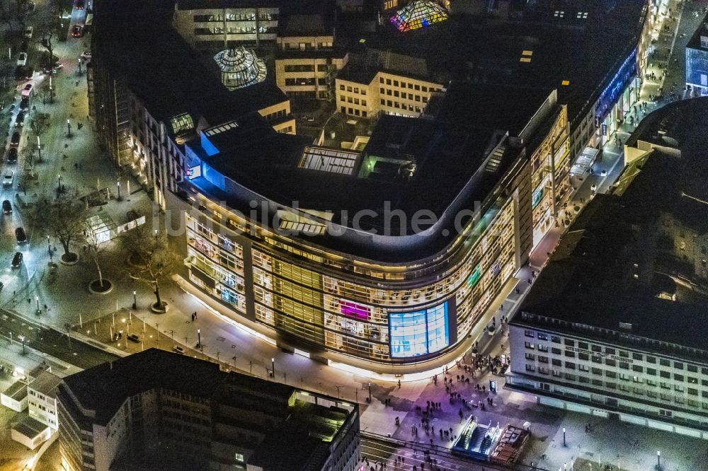 Düsseldorf bei Nacht von oben - Nachtluftbild Einkaufs- Zentrum Peek & Cloppenburg in der Stadtmitte in Düsseldorf im Bundesland Nordrhein-Westfalen, Deutschland