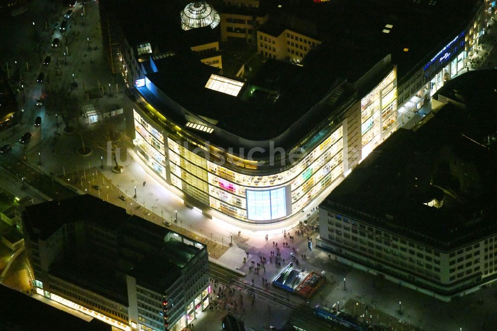 Düsseldorf bei Nacht aus der Vogelperspektive: Nachtluftbild Einkaufs- Zentrum Peek & Cloppenburg in der Stadtmitte in Düsseldorf im Bundesland Nordrhein-Westfalen, Deutschland