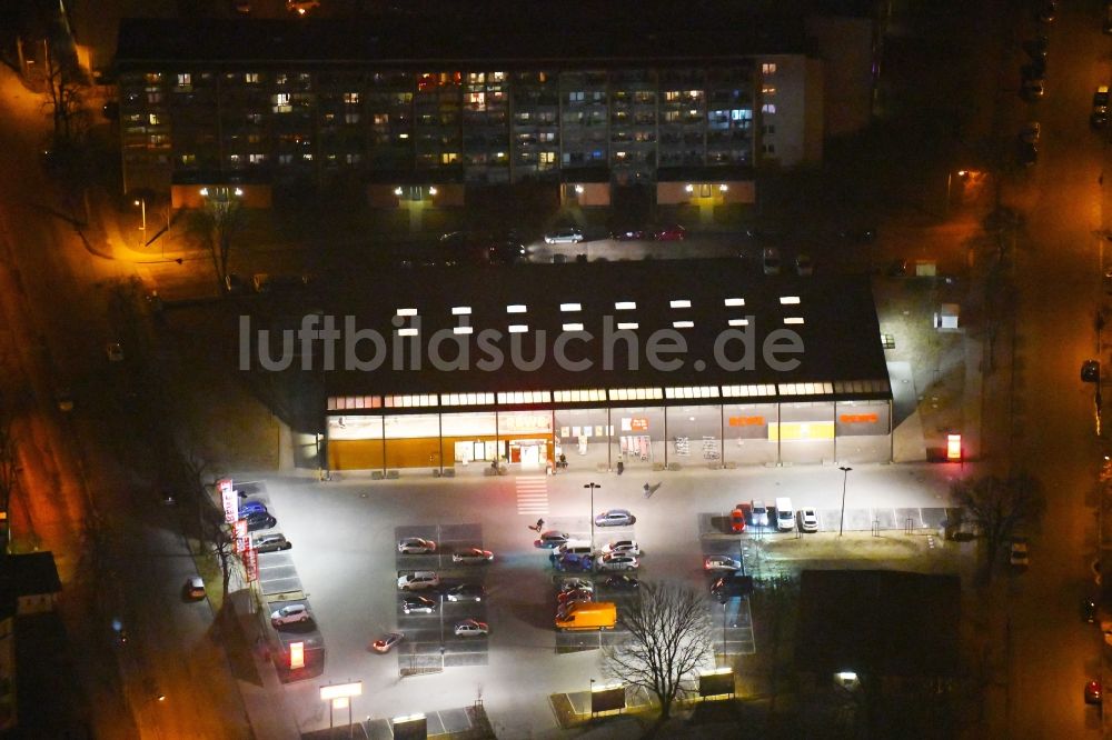 Nacht-Luftaufnahme Fürstenwalde/Spree - Nachtluftbild Einkaufs- Zentrum REWE an der Trebuser Straße in Fürstenwalde/Spree im Bundesland Brandenburg, Deutschland