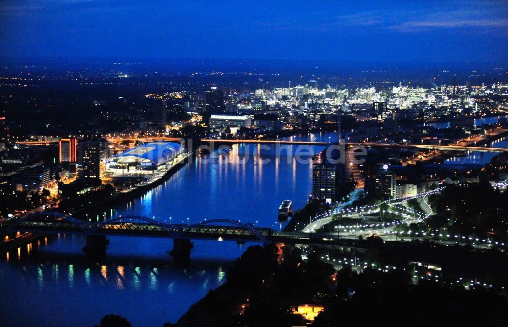 Nacht-Luftaufnahme Ludwigshafen am Rhein - Nachtluftbild Einkaufs- Zentrum Rhein-Galerie am Rheinufer in Ludwigshafen am Rhein im Bundesland Rheinland-Pfalz, Deutschland