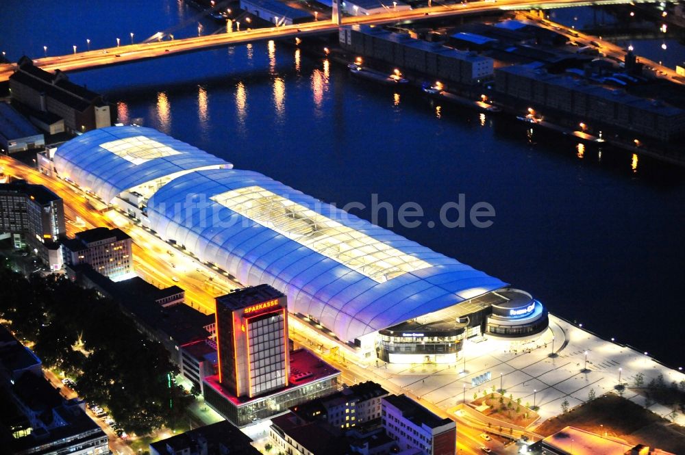 Ludwigshafen am Rhein bei Nacht von oben - Nachtluftbild Einkaufs- Zentrum Rhein-Galerie am Rheinufer in Ludwigshafen am Rhein im Bundesland Rheinland-Pfalz, Deutschland