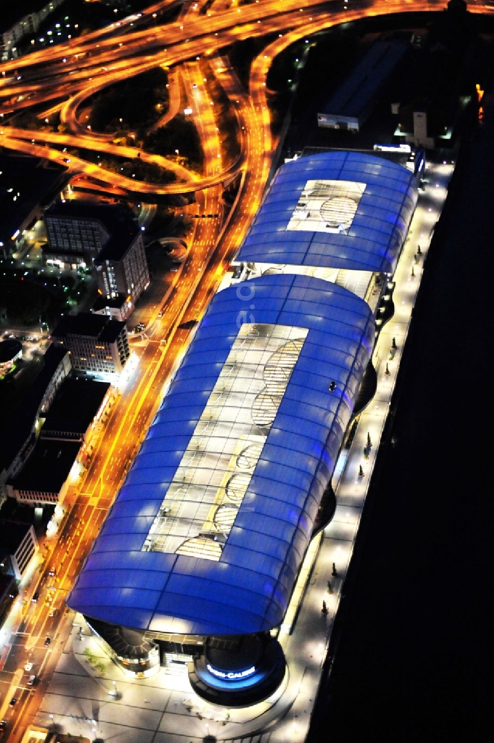 Ludwigshafen am Rhein bei Nacht von oben - Nachtluftbild Einkaufs- Zentrum Rhein-Galerie am Rheinufer in Ludwigshafen am Rhein im Bundesland Rheinland-Pfalz, Deutschland