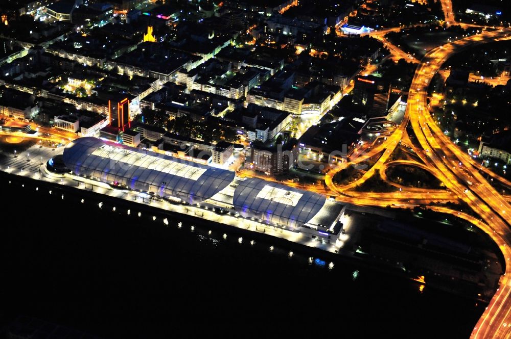 Ludwigshafen am Rhein bei Nacht von oben - Nachtluftbild Einkaufs- Zentrum Rhein-Galerie am Rheinufer in Ludwigshafen am Rhein im Bundesland Rheinland-Pfalz, Deutschland