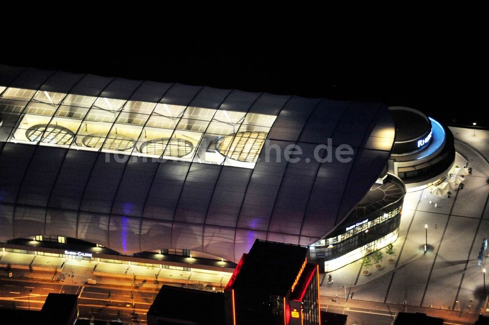 Nachtluftbild Ludwigshafen am Rhein - Nachtluftbild Einkaufs- Zentrum Rhein-Galerie am Rheinufer in Ludwigshafen am Rhein im Bundesland Rheinland-Pfalz, Deutschland