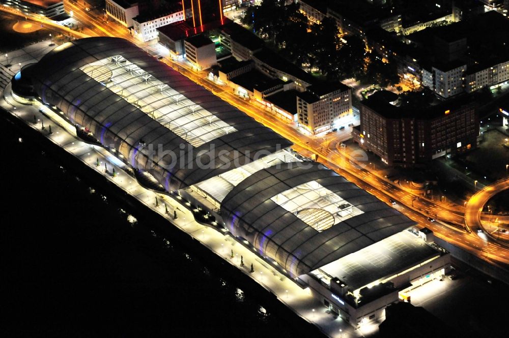 Ludwigshafen am Rhein bei Nacht von oben - Nachtluftbild Einkaufs- Zentrum Rhein-Galerie am Rheinufer in Ludwigshafen am Rhein im Bundesland Rheinland-Pfalz, Deutschland