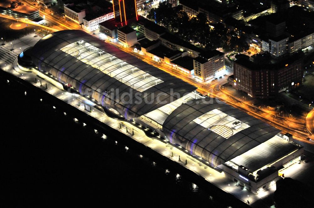 Ludwigshafen am Rhein bei Nacht aus der Vogelperspektive: Nachtluftbild Einkaufs- Zentrum Rhein-Galerie am Rheinufer in Ludwigshafen am Rhein im Bundesland Rheinland-Pfalz, Deutschland