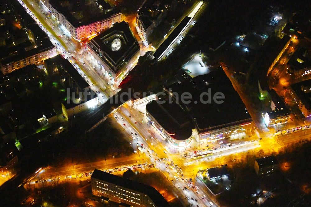 Berlin bei Nacht aus der Vogelperspektive: Nachtluftbild Einkaufs- Zentrum Ring-Center Berlin im Ortsteil Friedrichshain in Berlin, Deutschland