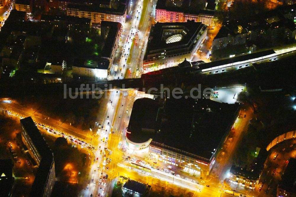 Berlin bei Nacht aus der Vogelperspektive: Nachtluftbild Einkaufs- Zentrum Ring-Center Berlin im Ortsteil Friedrichshain in Berlin, Deutschland