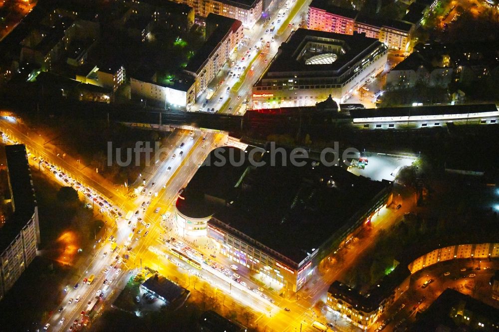 Nachtluftbild Berlin - Nachtluftbild Einkaufs- Zentrum Ring-Center Berlin im Ortsteil Friedrichshain in Berlin, Deutschland