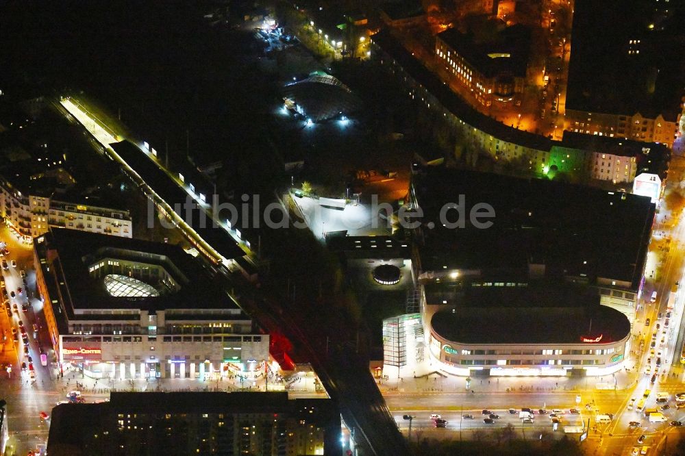 Nacht-Luftaufnahme Berlin - Nachtluftbild Einkaufs- Zentrum Ring-Center Berlin im Ortsteil Friedrichshain in Berlin, Deutschland