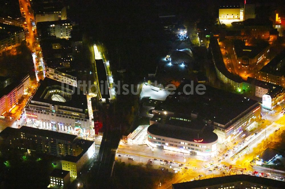 Berlin bei Nacht aus der Vogelperspektive: Nachtluftbild Einkaufs- Zentrum Ring-Center Berlin im Ortsteil Friedrichshain in Berlin, Deutschland