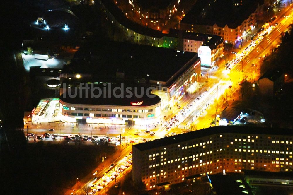 Berlin bei Nacht aus der Vogelperspektive: Nachtluftbild Einkaufs- Zentrum Ring-Center Berlin im Ortsteil Friedrichshain in Berlin, Deutschland