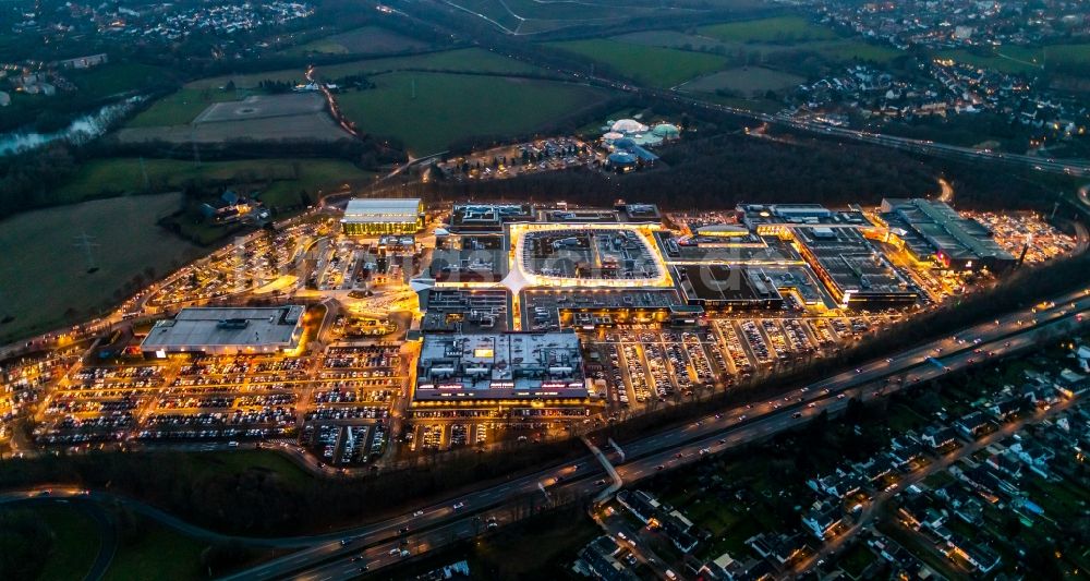 Bochum bei Nacht aus der Vogelperspektive: Nachtluftbild Einkaufs- Zentrum Ruhr Park im Ortsteil Harpen in Bochum im Bundesland Nordrhein-Westfalen, Deutschland