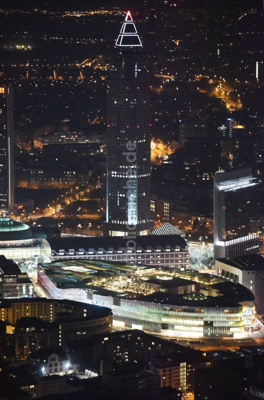 Nacht-Luftaufnahme Frankfurt am Main - Nachtluftbild Einkaufs- Zentrum Skyline Plaza im Ortsteil Gallus in Frankfurt am Main im Bundesland Hessen, Deutschland