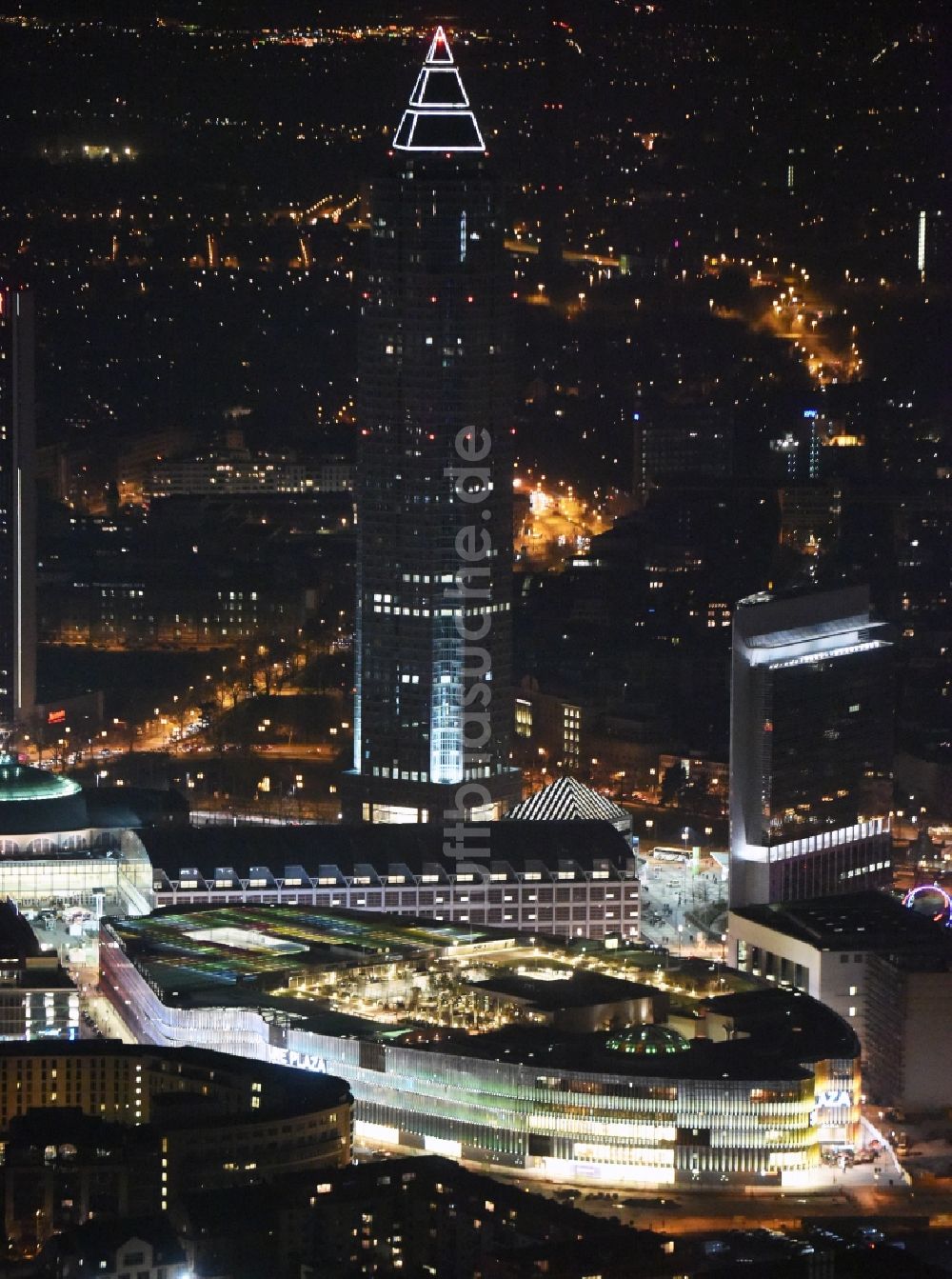 Frankfurt am Main bei Nacht von oben - Nachtluftbild Einkaufs- Zentrum Skyline Plaza im Ortsteil Gallus in Frankfurt am Main im Bundesland Hessen, Deutschland