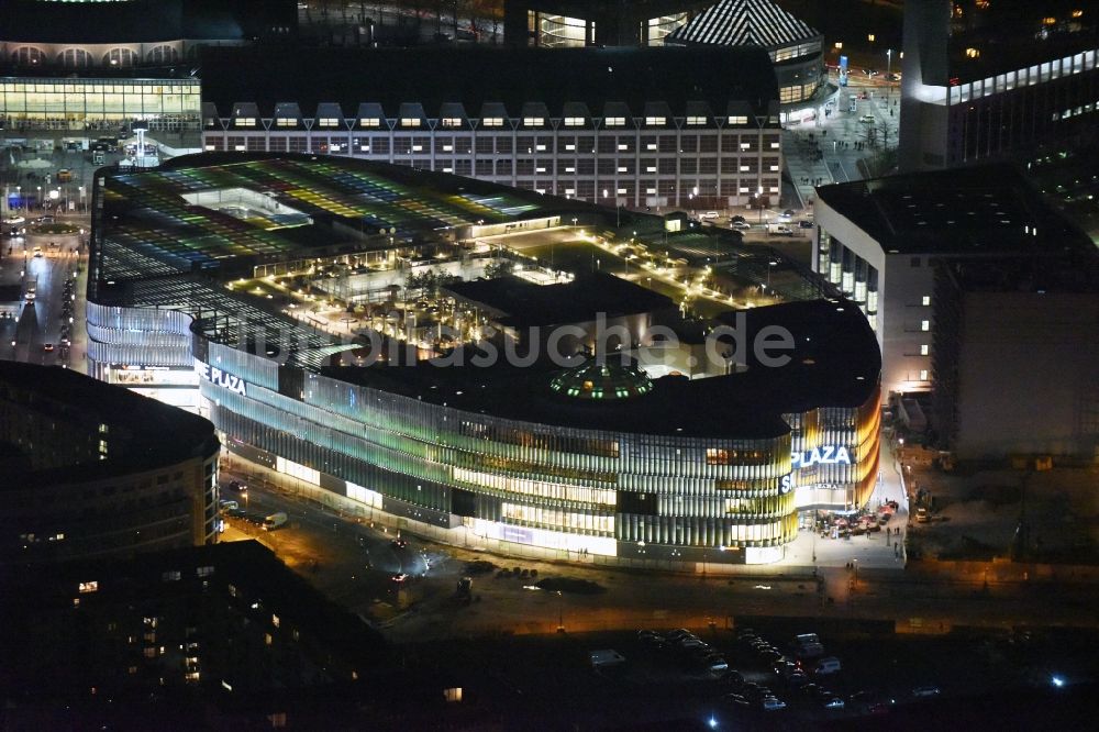 Frankfurt am Main bei Nacht aus der Vogelperspektive: Nachtluftbild Einkaufs- Zentrum Skyline Plaza im Ortsteil Gallus in Frankfurt am Main im Bundesland Hessen, Deutschland