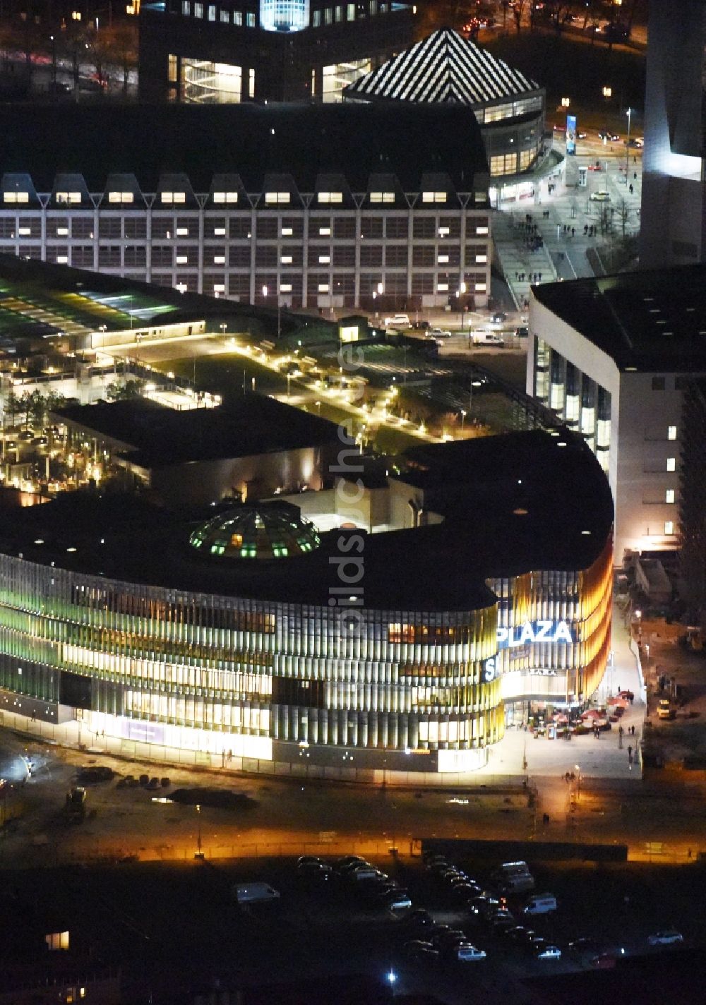 Nachtluftbild Frankfurt am Main - Nachtluftbild Einkaufs- Zentrum Skyline Plaza im Ortsteil Gallus in Frankfurt am Main im Bundesland Hessen, Deutschland