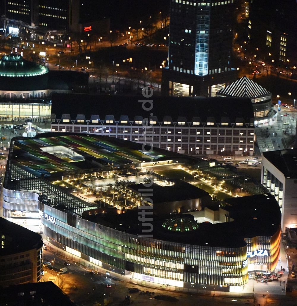 Frankfurt am Main bei Nacht von oben - Nachtluftbild Einkaufs- Zentrum Skyline Plaza im Ortsteil Gallus in Frankfurt am Main im Bundesland Hessen, Deutschland