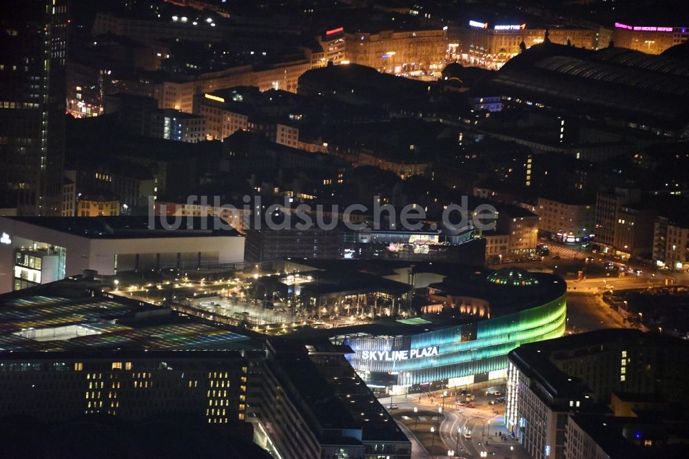 Nacht-Luftaufnahme Frankfurt am Main - Nachtluftbild Einkaufs- Zentrum Skyline Plaza im Ortsteil Gallus in Frankfurt am Main im Bundesland Hessen, Deutschland